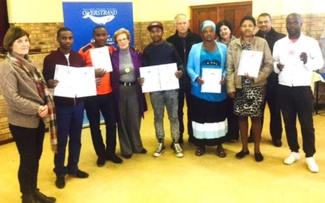 Overstrand Executive Mayor Nicolette Botha-Guthrie (4th from left) and the trainees with their certificates